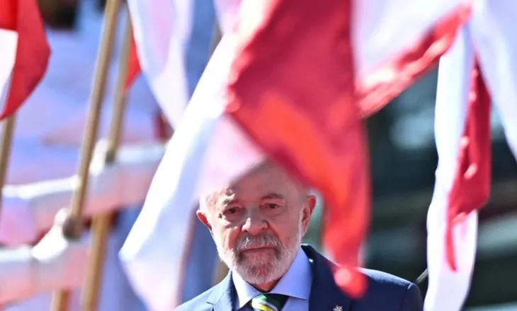 Goditje politike për presidentin e Brazilit, ligjvënësit votojnë kundër vetos së Lulas që ndalonte rishikimin e dënimit me burg të Bolsonaros