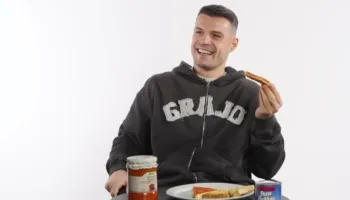 Granit Xhaka promovon ushqimet tradicionale shqiptare në mediat botërore: Këtë e hamë çdo mëngjes!