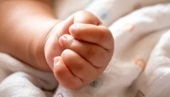 Greqi/ Vajza 10-muajshe me shenja kafshimi dhe djegie, arrestohen nëna dhe partneri i saj