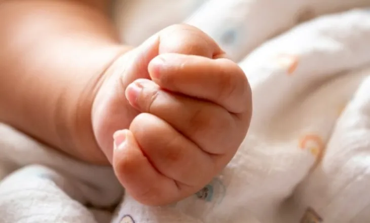 Greqi/ Vajza 10-muajshe me shenja kafshimi dhe djegie, arrestohen nëna dhe partneri i saj