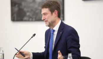 Hoxha reagon për akuzat mbi “mesazhet”: Qëndrimet e politikës së jashtme nuk komunikohen me WhatsApp