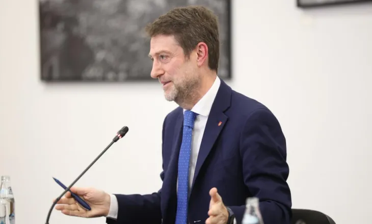 Hoxha reagon për akuzat mbi “mesazhet”: Qëndrimet e politikës së jashtme nuk komunikohen me WhatsApp