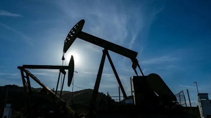 IEA paralajmëron krizë energjetike: Ndërprerjet e naftës do të godasin Evropën në prill