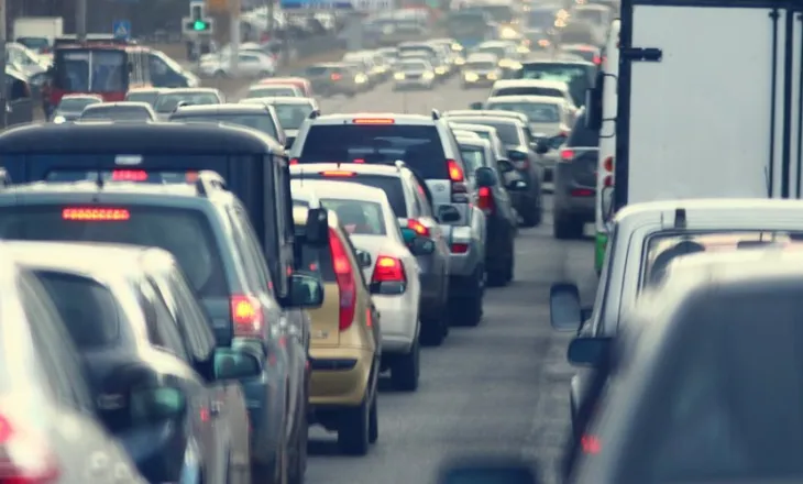 Importi “pa frena” i automjeteve, një makinë për çdo dy shqiptarë, rrugët drejt “mbipopullimit”