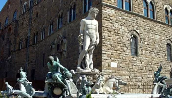 Incident në Firence/ Turistja dëmton statujën e “Biancone”, ngjitet për t’i prekur pjesët intime