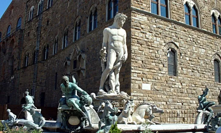 Incident në Firence/ Turistja dëmton statujën e “Biancone”, ngjitet për t’i prekur pjesët intime