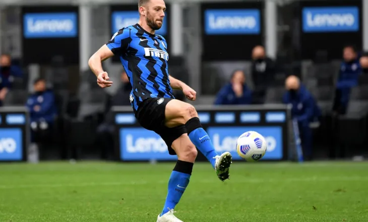 Inter ndryshon kurs, i ofron rinovimin e kontratës mbrojtësit 33-vjeçar, ai pret Arabinë