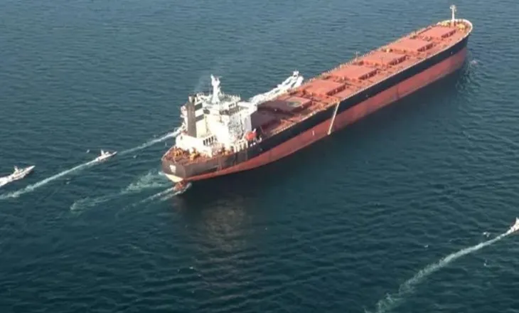 Irani hap Ngushticën e Hormuzit, lejohet kalimi për të gjitha anijet!