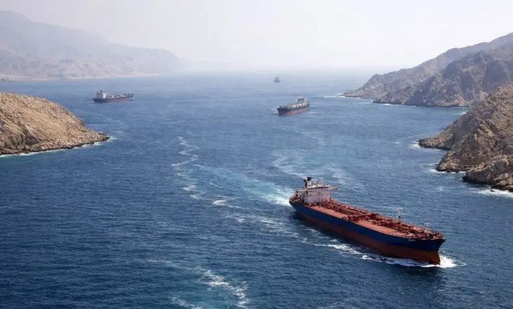 Irani vendos kushtin, ja sa anije në ditë do të lejohen të kalojnë Ngushticën e Hormuzit