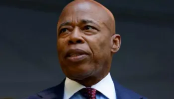 Ish-kryebashkiaku i New Yorkut merr shtetësi shqiptare