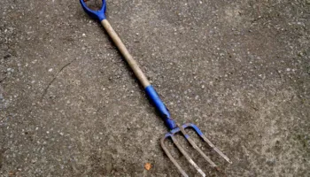 Ishte kundër lidhjes së tyre/ Italiani dhunon dhe godet me sfurk shqiptarin, i dashuri i vajzës