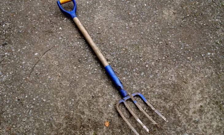 Ishte kundër lidhjes së tyre/ Italiani dhunon dhe godet me sfurk shqiptarin, i dashuri i vajzës