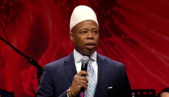 ‘Jam shqiptar’, ish-kryetari i Bashkisë së New York-ut shfaqet me plis në kokë