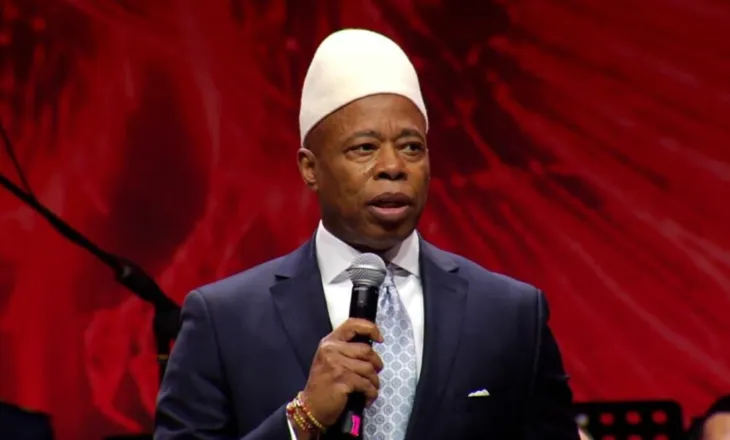 ‘Jam shqiptar’, ish-kryetari i Bashkisë së New York-ut shfaqet me plis në kokë