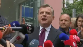 Kallëzimi ndaj Berishës/ Mbani të njëjtin qëndrim për Ballukun dhe Veliajn? Balla i shmanget pyetjes së gazetares