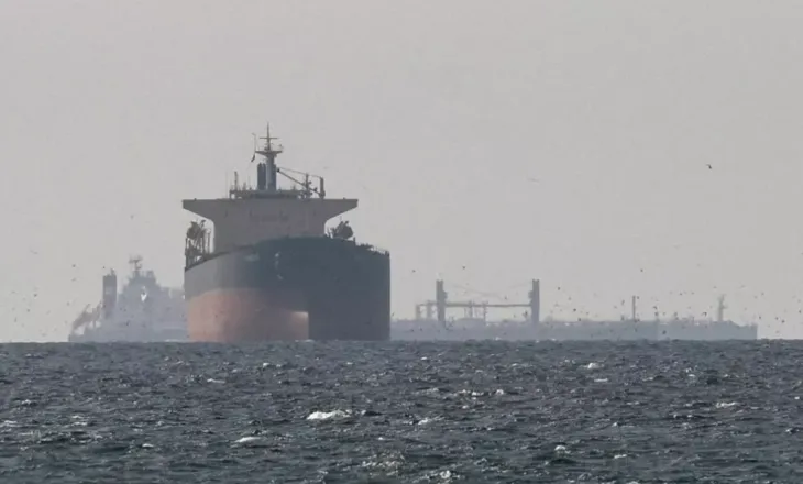 Kalojnë anijet e para në Ngushticën e Hormuzit, pas vendosjes së armëpushimit SHBA-Iran