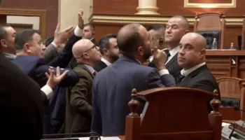 Kaos në Kuvend, opozita bllokon foltoren, ndërpritet seanca plenare