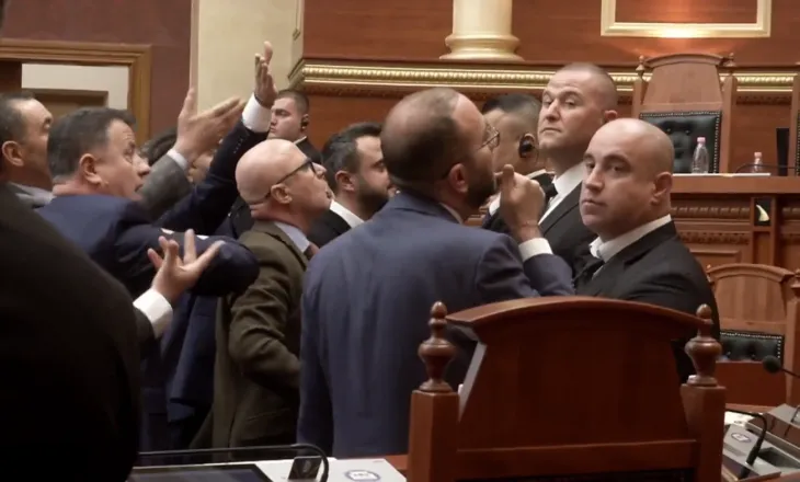 Kaos në Kuvend, opozita bllokon foltoren, ndërpritet seanca plenare