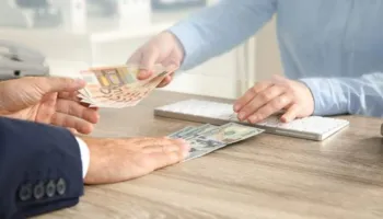 Këmbimi valutor 1 prill/ Ja me sa blihen e shiten dollari dhe euro