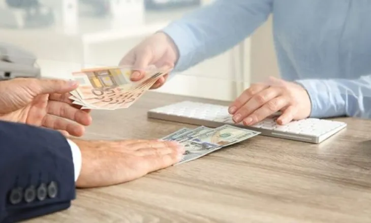 Këmbimi valutor 1 prill/ Ja me sa blihen e shiten dollari dhe euro