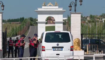 Kërcënimet iraniane, policia rrit vigjilencën! Shtohen kontrollet pranë “Ashraf 3” dhe Ambasadës Amerikane