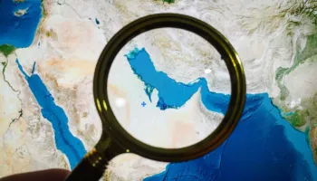 Kina kundërshton lidhjen me anijen e kapur në Ngushticën e Hormuzit