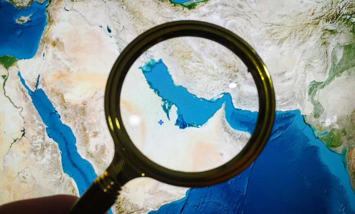 Kina kundërshton lidhjen me anijen e kapur në Ngushticën e Hormuzit