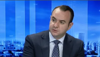 Klevis Balliu denoncon radhët për pensionistët: Shërbim i papranueshëm nga Bashkia e Tiranës