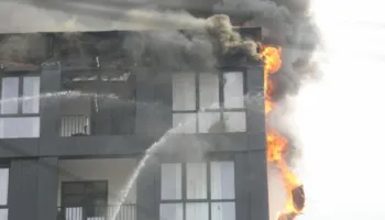 Koçiu takim me banorët e pallatit të djegur: Do përfitoni bonus qiraje për strehimin