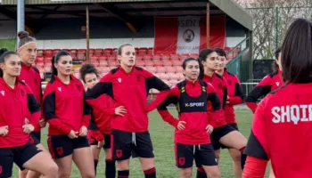 Kombëtarja e femrave mbërrin në Wrexham, nis përgatitjet për sfidën eliminatore ndaj Uellsit