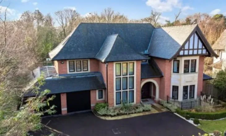 Kompany nxjerr në shitje vilën 3.5 milionë £ me pishinë, sallë lojërash dhe fushë futbolli