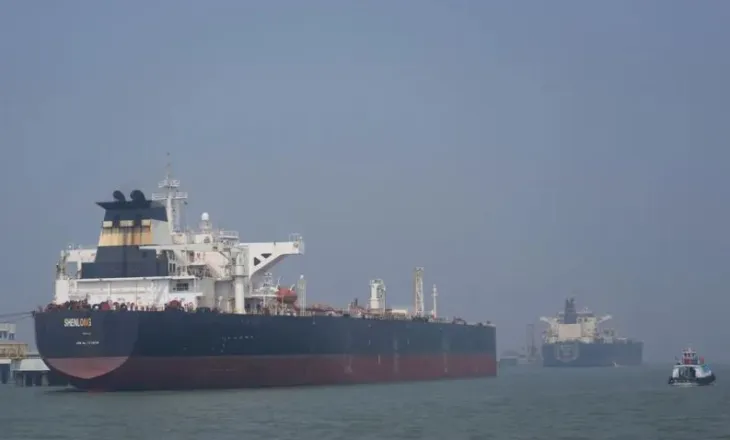 Konflikti në Lindjen e Mesme, Irani lejon një anije franceze për të kaluar në Ngushticën e Hormuzit