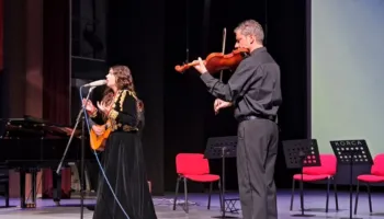 Korça feston muzikën lirike, festivali “Tefta Tashko Koço” rikthen traditën dhe nxjerr në skenë talentet e reja