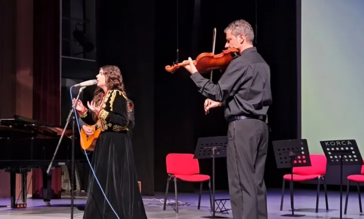 Korça feston muzikën lirike, festivali “Tefta Tashko Koço” rikthen traditën dhe nxjerr në skenë talentet e reja