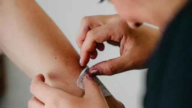 Kruarja e lëkurës, simptoma e zakonshme që mund të fshehë sëmundje serioze