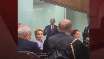 Kryemadhi shmang përshëndetjen me Metën, ish-Presidenti bën simbolin e shqiponjës