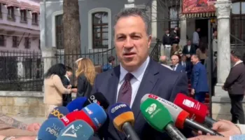 Kryeparlamentari Niko Peleshi uron Pashkët Ortodokse nga Korça: Mirësia e këtyre ditëve të përhapet te të gjithë shqiptarët!