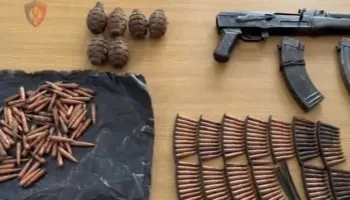 Ktheu shtëpinë në depo armatimi, arrestohet 62-vjeçari! Sekuestrohet 1 kallashnikov, qindra fishekë, 6 granata dhe 5 ndezëse detonatorësh