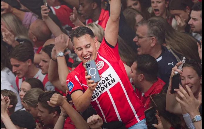 Kur duhen edhe 5 javë nga fundi, vendoset zyrtarisht fituesi i këtij sezoni në Holandë. Për të tretin vit rresht…