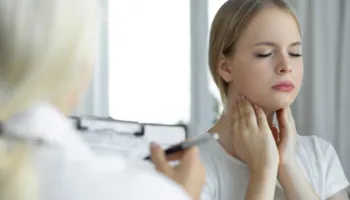 Kur rekomandohet heqja e bajameve dhe në cilat raste është e nevojshme ndërhyrja kirurgjikale