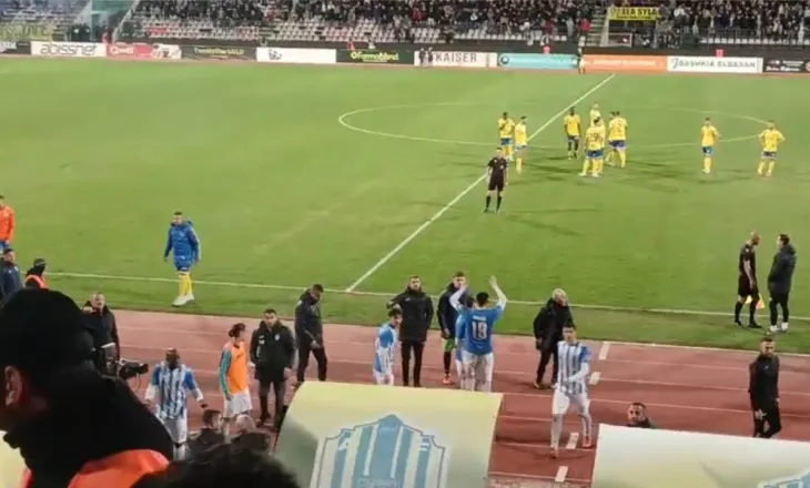 Kush lë fushën për protestë, përjashtohet menjëherë. Rregulli i ri në futboll eliminon precedentët si Senegali dhe… Tirana