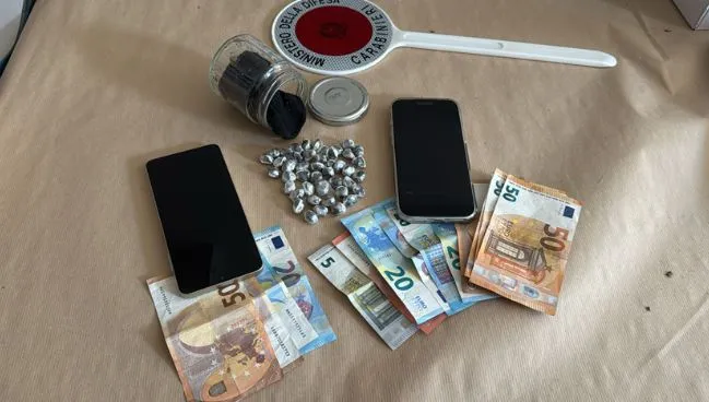 Lëvizjet e dyshimta me makinë e tradhtuan, shqiptari kapet në trafik kokaine në Itali! Ja ku e kishte fshehur drogën