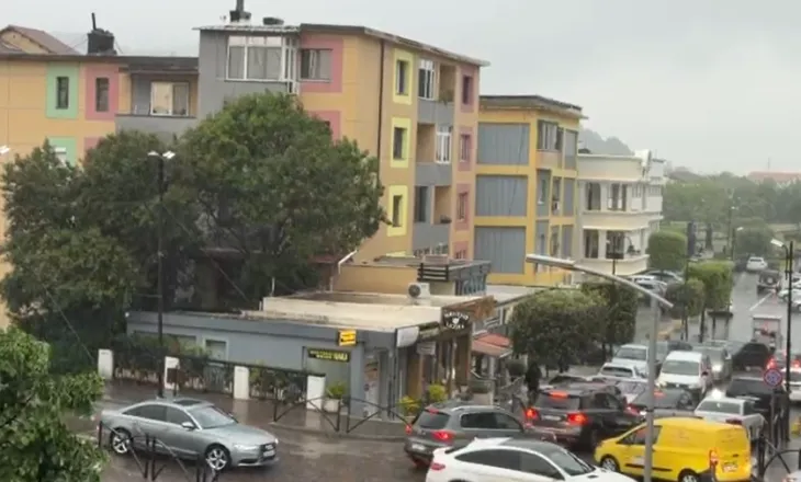 Lezha përfshihet nga reshje të dendura shiu dhe erë e fortë, probleme me furnizimin me energji