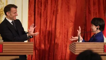 Macron bën gjestin e “Dragon Ball” me kryeministren e Japonisë. Momenti viral nga takimi