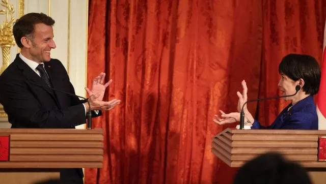 Macron bën gjestin e “Dragon Ball” me kryeministren e Japonisë. Momenti viral nga takimi