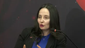 Majlinda Dhuka-shqiptarëve të diasporës: Ju jeni zëri ynë! Kemi nevojë për ju, ftoni një mik…