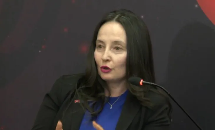 Majlinda Dhuka-shqiptarëve të diasporës: Ju jeni zëri ynë! Kemi nevojë për ju, ftoni një mik…