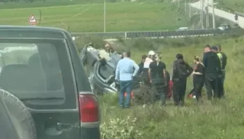 Makina del nga rruga në Vlorë dhe përmbyset, tre të plagosur, mes tyre dy fëmijë