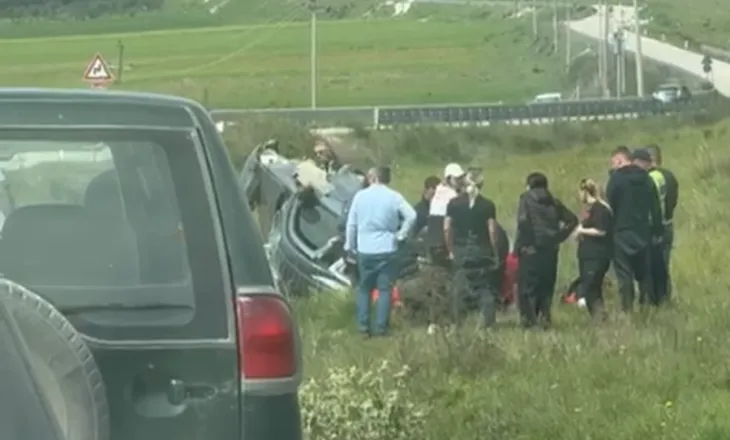 Makina del nga rruga në Vlorë dhe përmbyset, tre të plagosur, mes tyre dy fëmijë