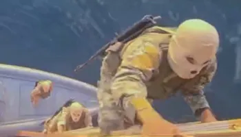 Malazezët bien në duart e Iranit, ushtarët me maska dhe armë marrin peng anijet në Hormuz